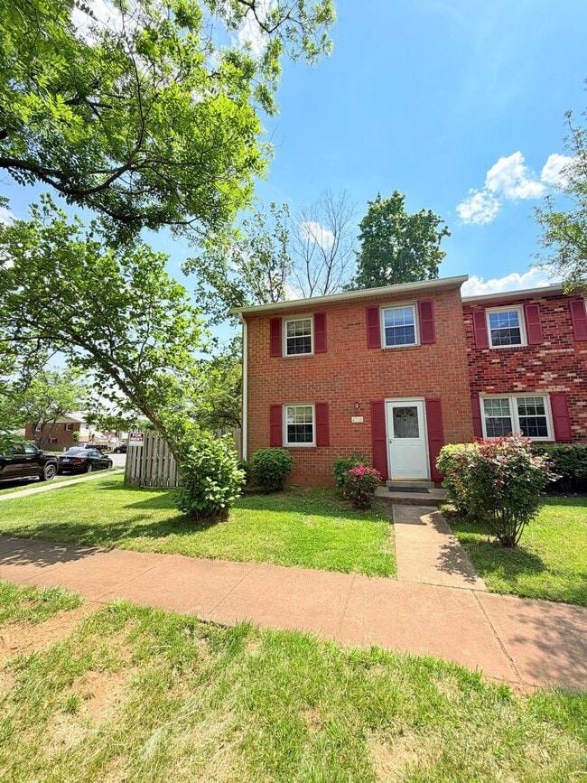 Building Photo - 4240 Embassy Dr