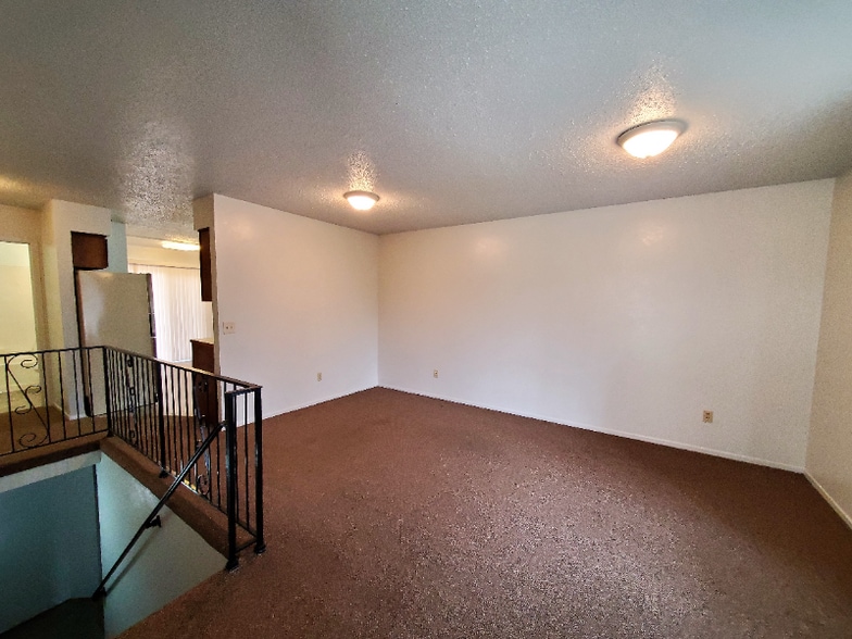 Building Photo - 515 S Mt Carmel St