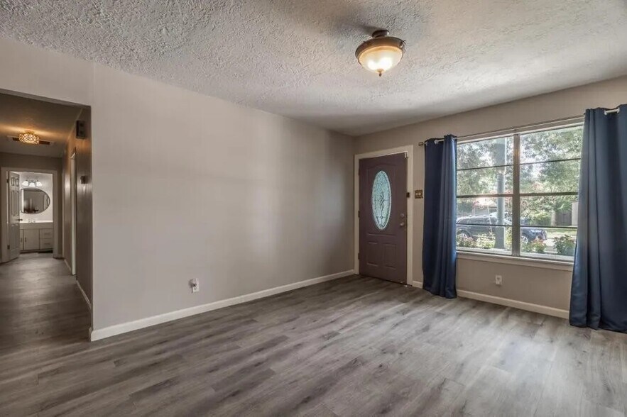 Building Photo - 463 Sprucewood Ln