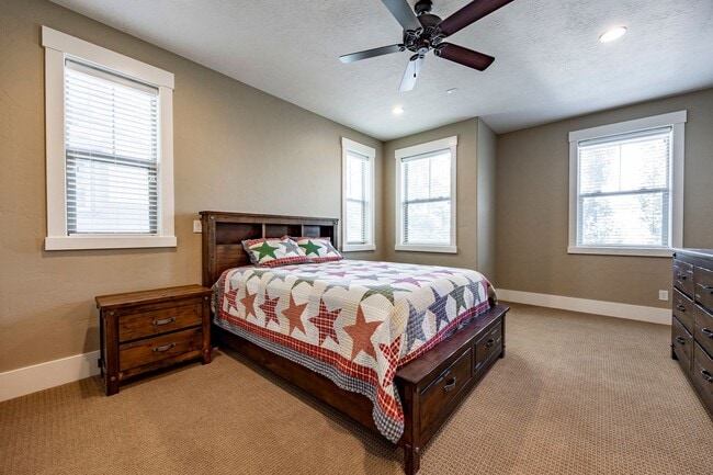 Building Photo - Fully Furnished Mountain Modern Twin Home ...