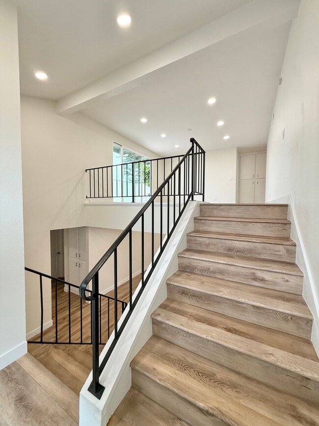 Building Photo - Spacious 5-Bedroom, 2-Bath Retreat in Quiet Oxnard Neighborhood