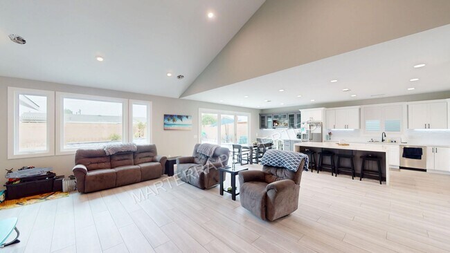 Building Photo - Amazing home with Pool!