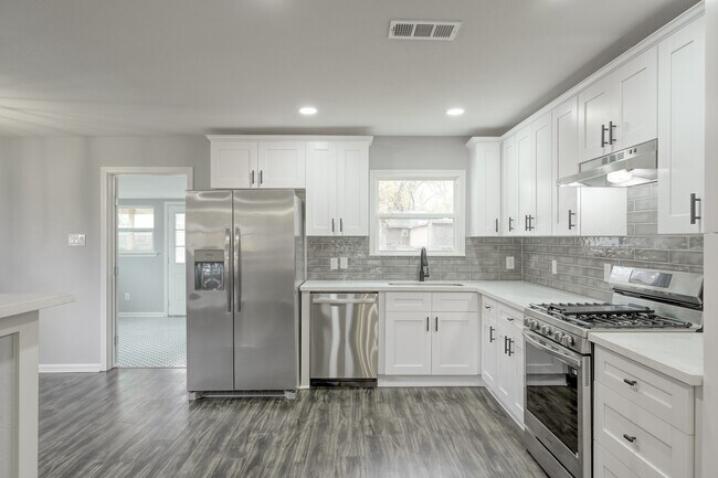 Building Photo - 513 Barkley St