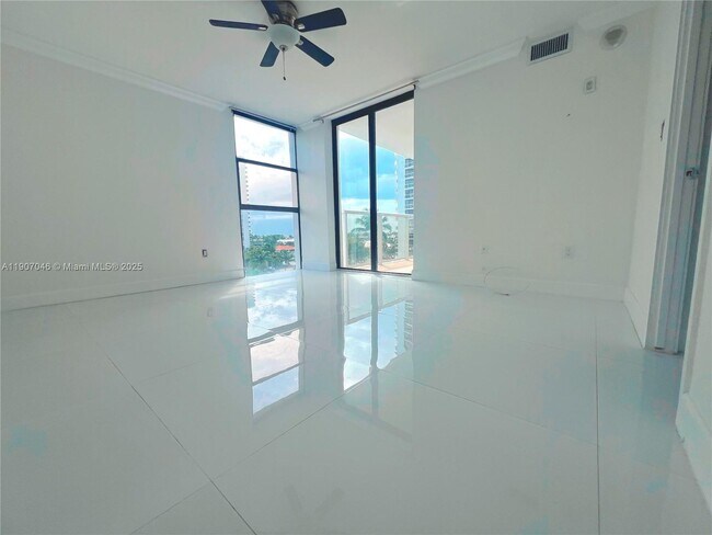 Building Photo - 3731 N Country Club Dr