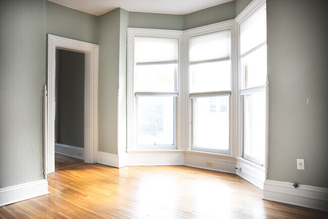 Building Photo - The Colonial Apartments