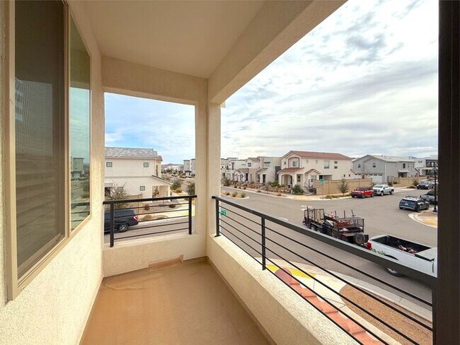 Building Photo - Desert Color Home 3 bd, 2.5 bt, Extra Large 2 Car Garage Home