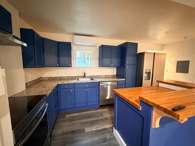 Building Photo - Stunning, Newly Renovated 3BR | 1BA
