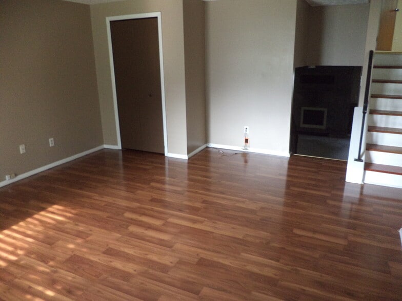 Building Photo - 5843 Lee Ave