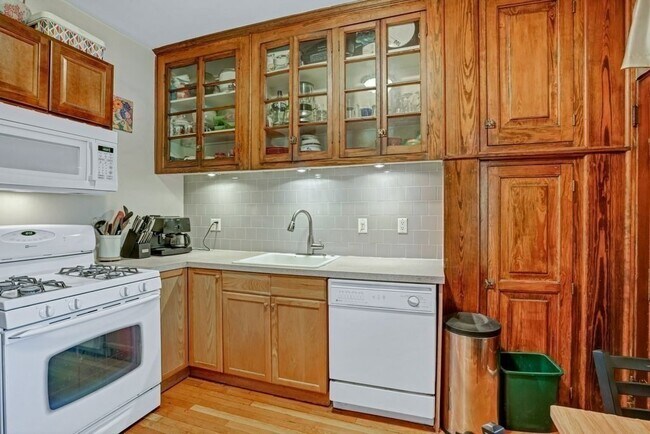 Building Photo - 8 Radcliffe Rd