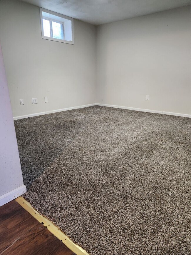 Building Photo - 3 Bedroom/1 Bath with garage