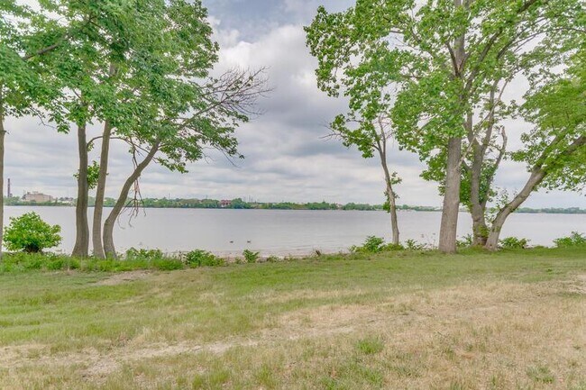 Building Photo - 5806 Riverfront Dr