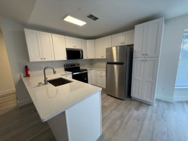 Building Photo - Totally Updated 2 Bedroom w/ Fireplace &am...