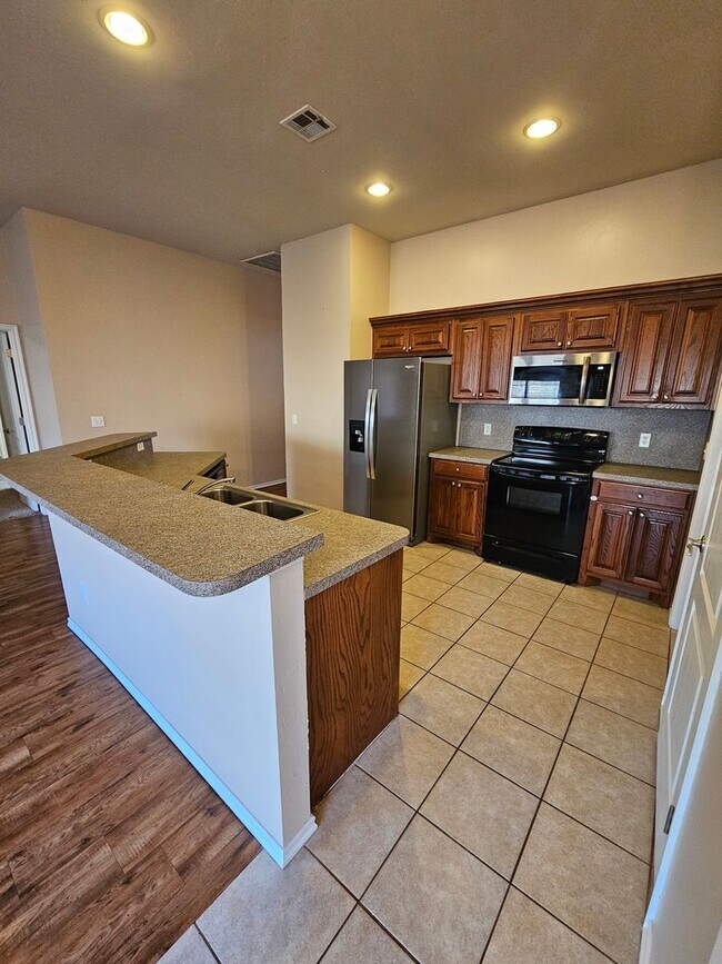 Building Photo - (3) Bed/(2) Bath in NE Norman Avail NOW!