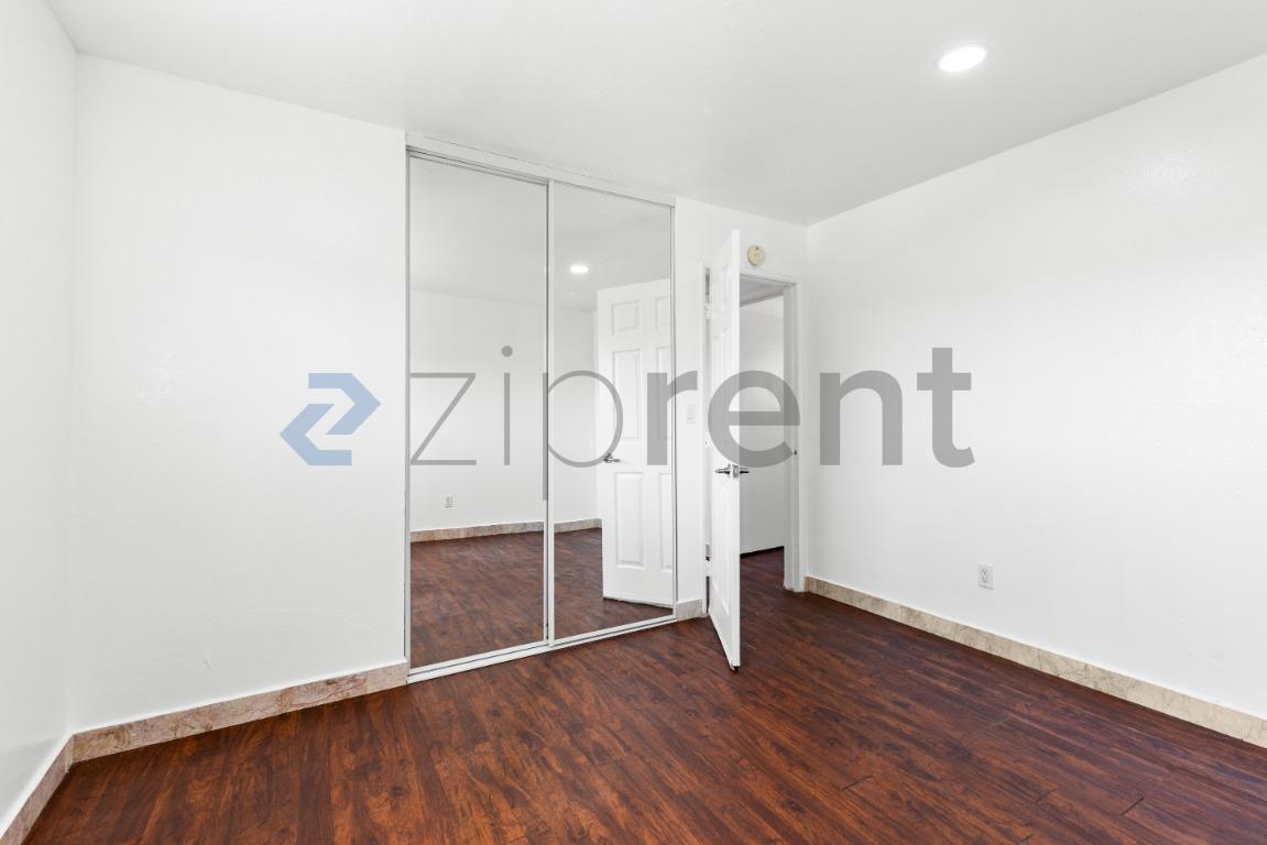 Building Photo - Unit 4