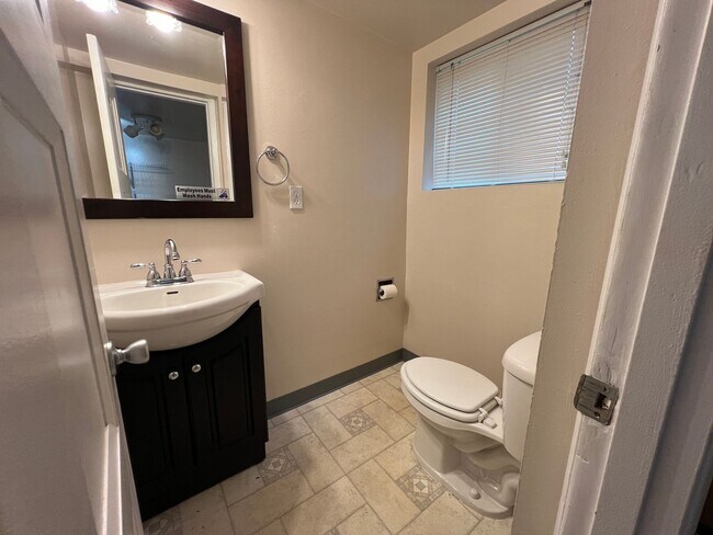 Building Photo - 4 Bedroom Milwaukie Home