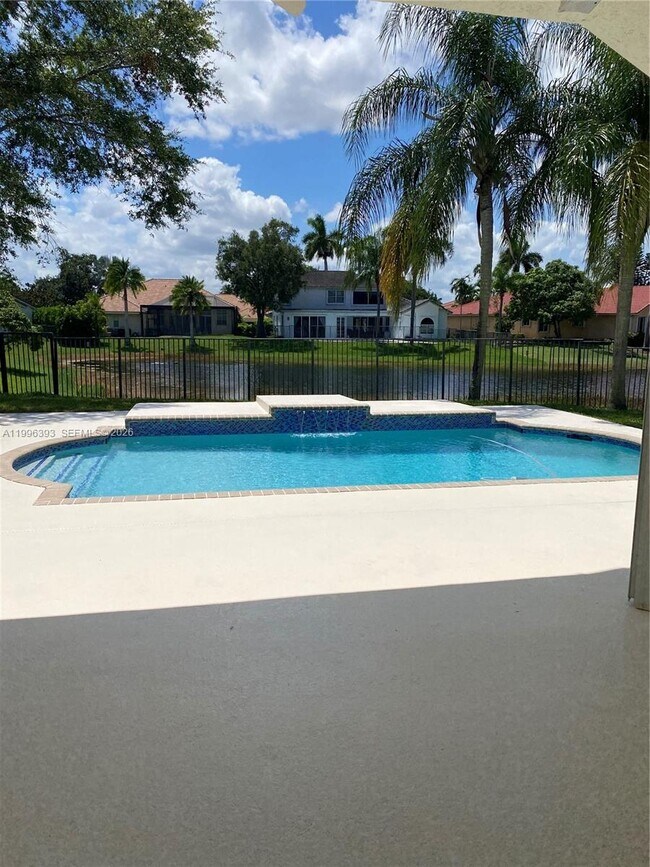 Building Photo - 3066 Lakewood Cir