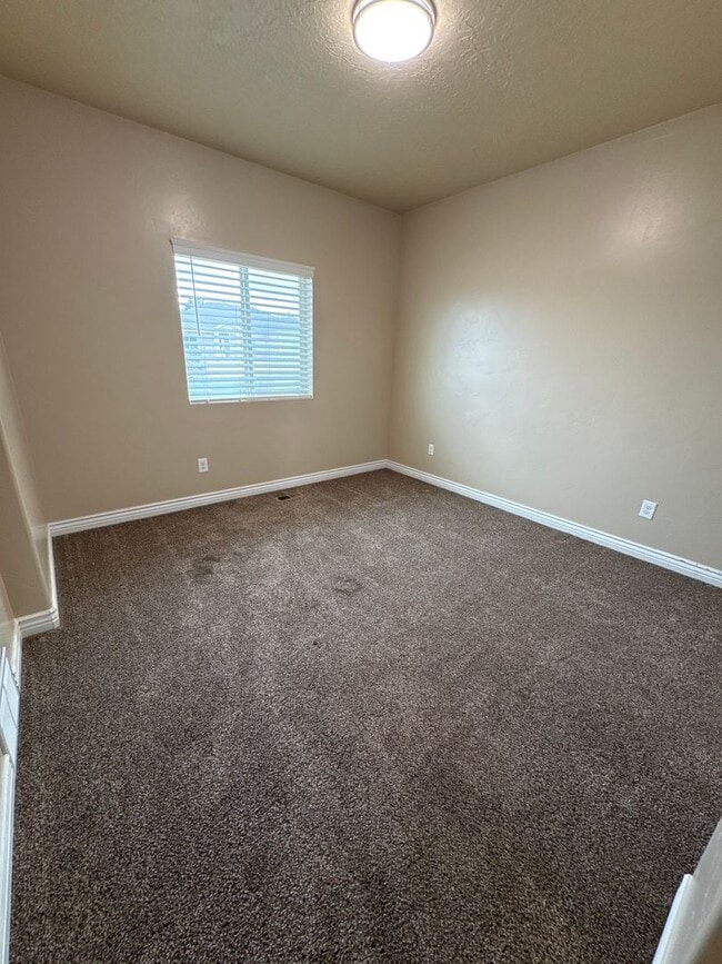Building Photo - Beautiful 6 bedroom Single Family Home
