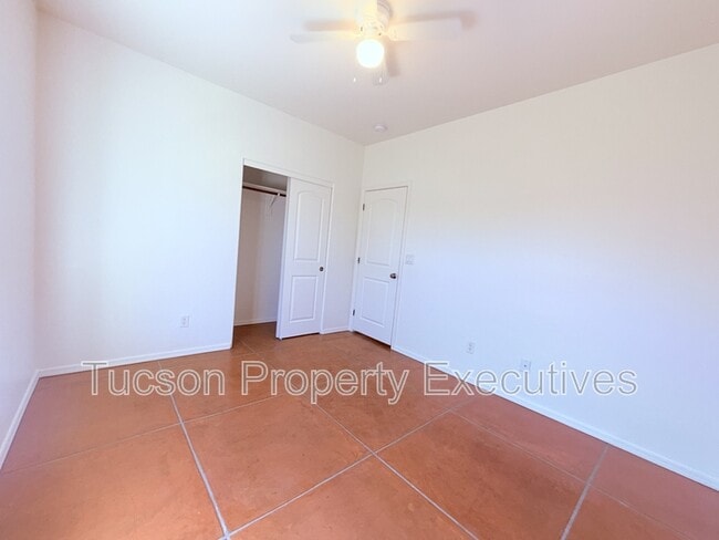 Building Photo - 324 W 23rd St