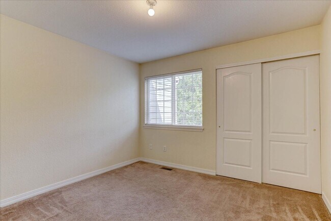 Building Photo - 930 Button Rock Dr