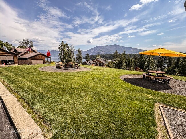 Building Photo - Fully furnished and stocked Single Level H...