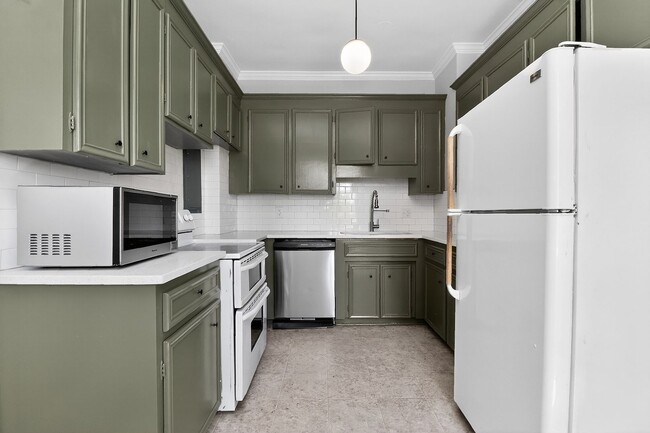 Building Photo - Absolutely stunning penthouse level unit in the historic Poplar building in Charlotte's tree line...