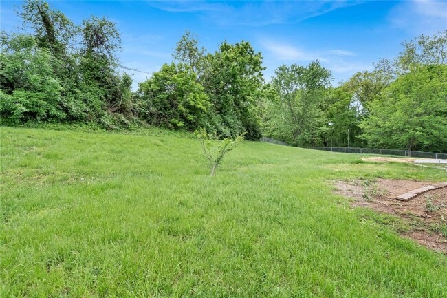 Building Photo - 802 Notre Dame Dr