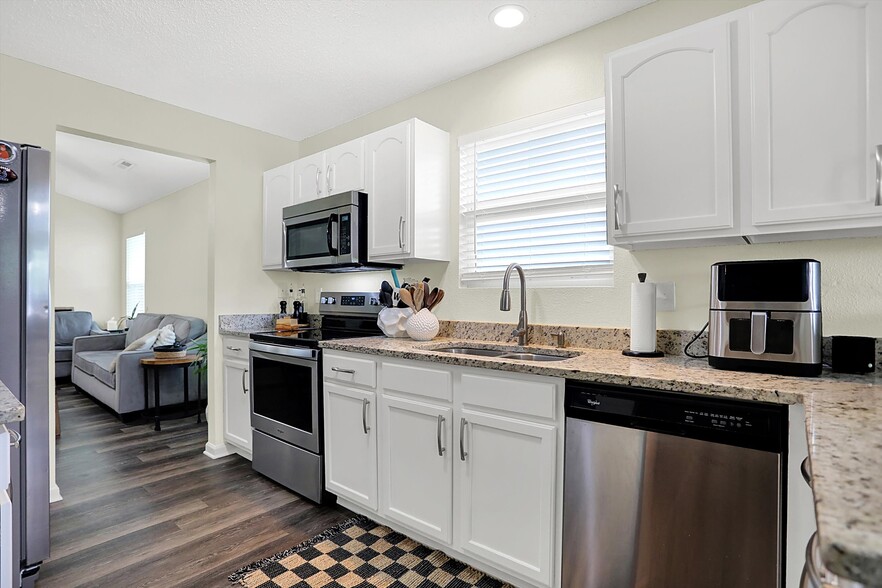 Building Photo - 5549 Wild Horse Dr