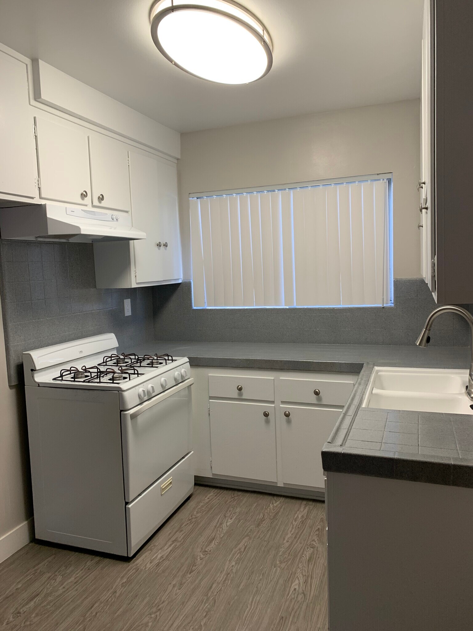 Kitchen with plenty of storage - 2816 W 182nd St