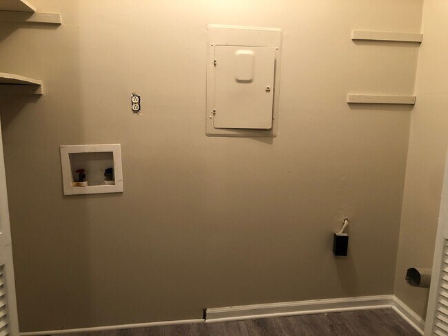 Building Photo - 515 Chateau Dr SE