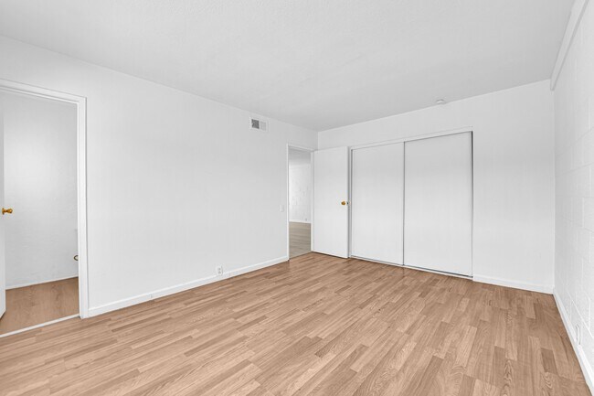 Building Photo - 2908 E Poplar Ave