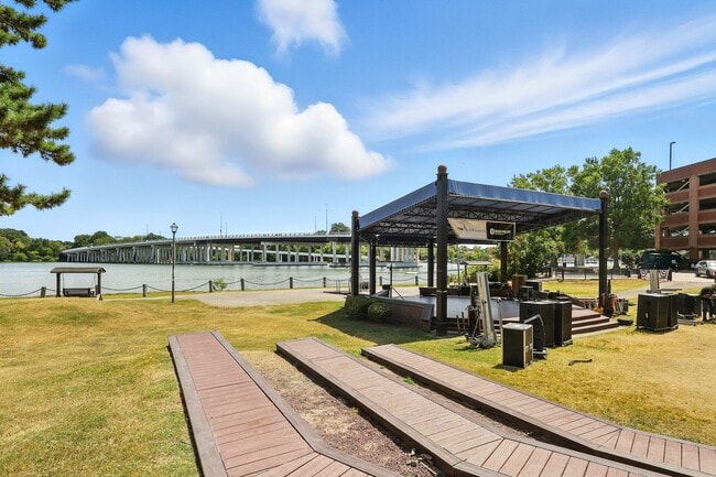 Building Photo - Fabulous 1 Bedroom/1 Bath Condo Unit!