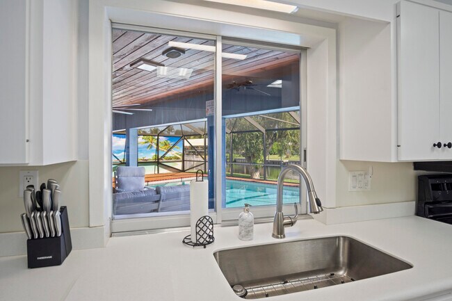 Building Photo - 1360 SW Albatross Way