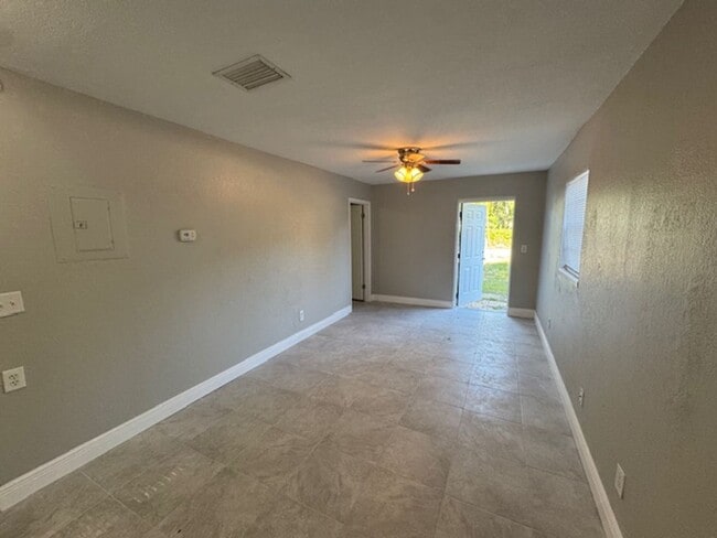 Building Photo - Charming 1 Bedroom