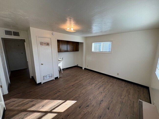 Building Photo - Cozy Home On Spacious Lot Available Now!