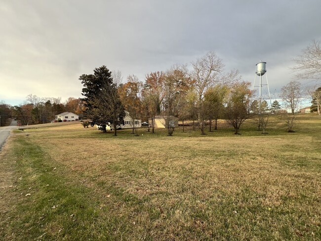 Building Photo - 215 Richmond Ave