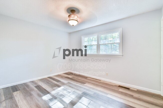 Building Photo - 42 Greenwood Cir