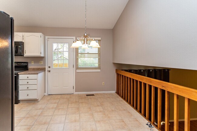 Building Photo - Charming 4-Bedroom Retreat with Modern Upd...