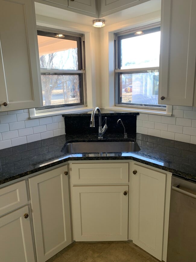 Building Photo - 1806 W Louisiana Ave