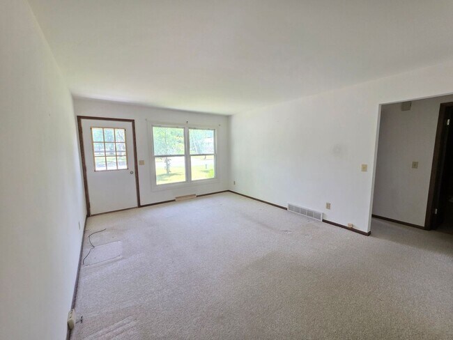 Building Photo - 2 Bed 1 Bath Side By Side Duplex in Port Edwards