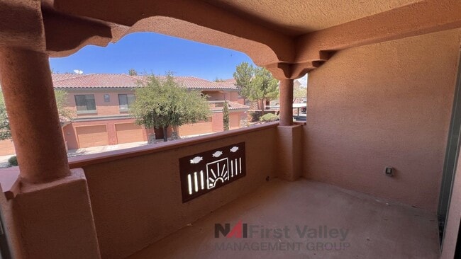 Building Photo - 2 Bedrooms, 2 Baths