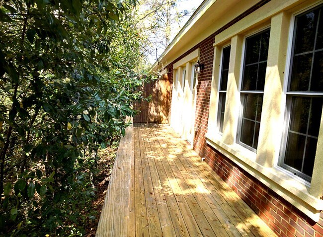 Building Photo - 4 Bedroom Luxury Townhome - Great Location