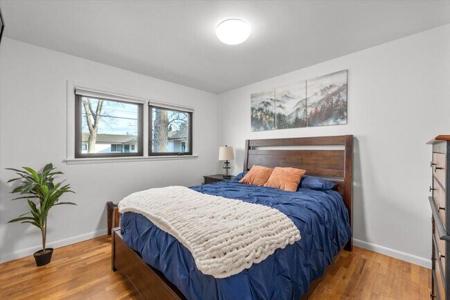 Building Photo - 1305 9th St W