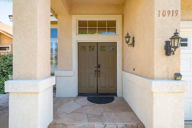 Building Photo - 10919 Mirador Dr