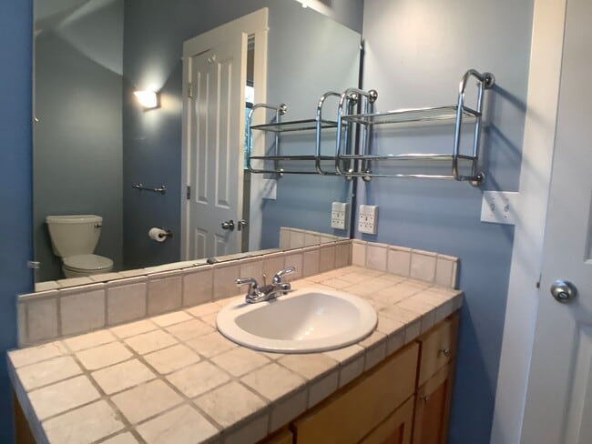 Building Photo - Three bed home with Den/Office in beautifu...