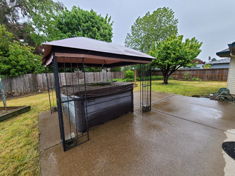 Building Photo - 547 NE 27th St