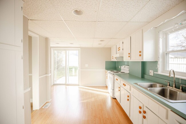 Building Photo - Beautiful three bedroom spacious house with tons of storage and finished basement.