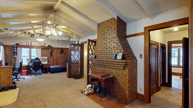 Building Photo - Beautiful Woodwork in this Charming Old Home