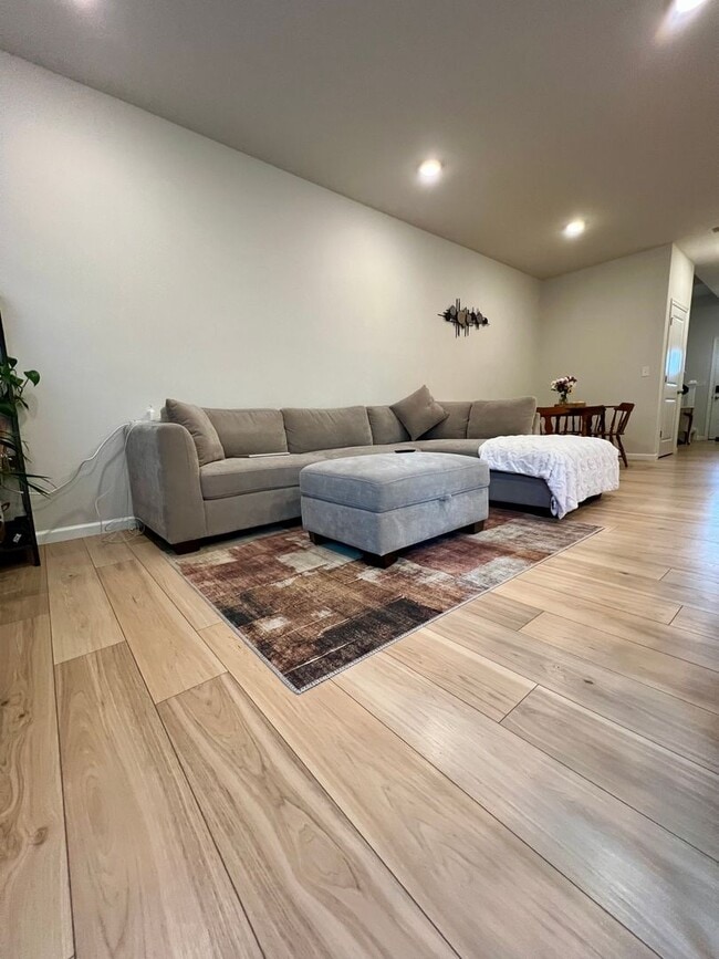 Building Photo - Luxurious 3-Bedroom Townhome in Norristown! Available mid-July!