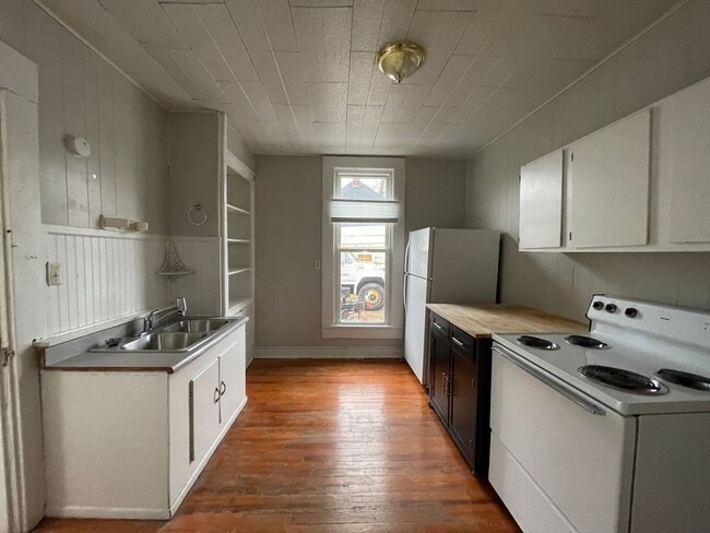 Building Photo - PRELEASING for AUGUST! Close to Campus: In-Unit Washer/Dryer + LOFT
