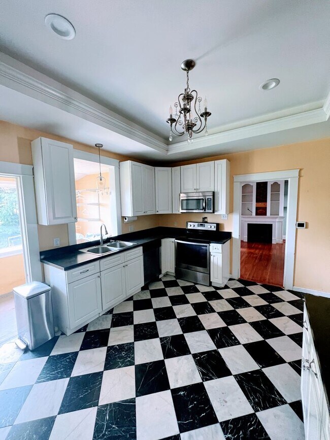 Building Photo - 4 Bedroom House in Lynchburg